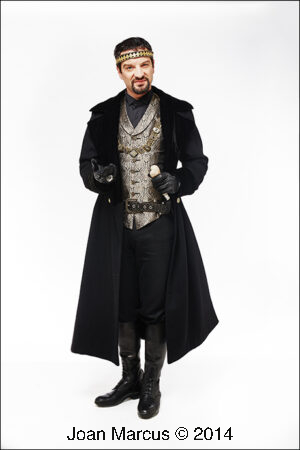 Euan Morton as Prince John - Photos par Joan Marcus
